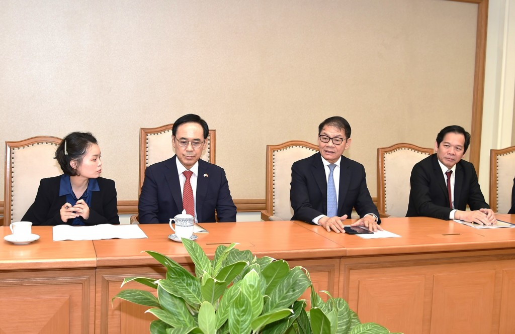 Chủ tịch THACO Trần Bá Dương và ông Lee Yong-bae, Tổng Giám đốc Hyundai Rotem tại buổi tiếp - Ảnh: VGP/Trần Mạnh Chủ tịch THACO Trần Bá Dương và ông Lee Yong-bae, Tổng Giám đốc Hyundai Rotem tại buổi tiếp - Ảnh: VGP/Trần Mạnh