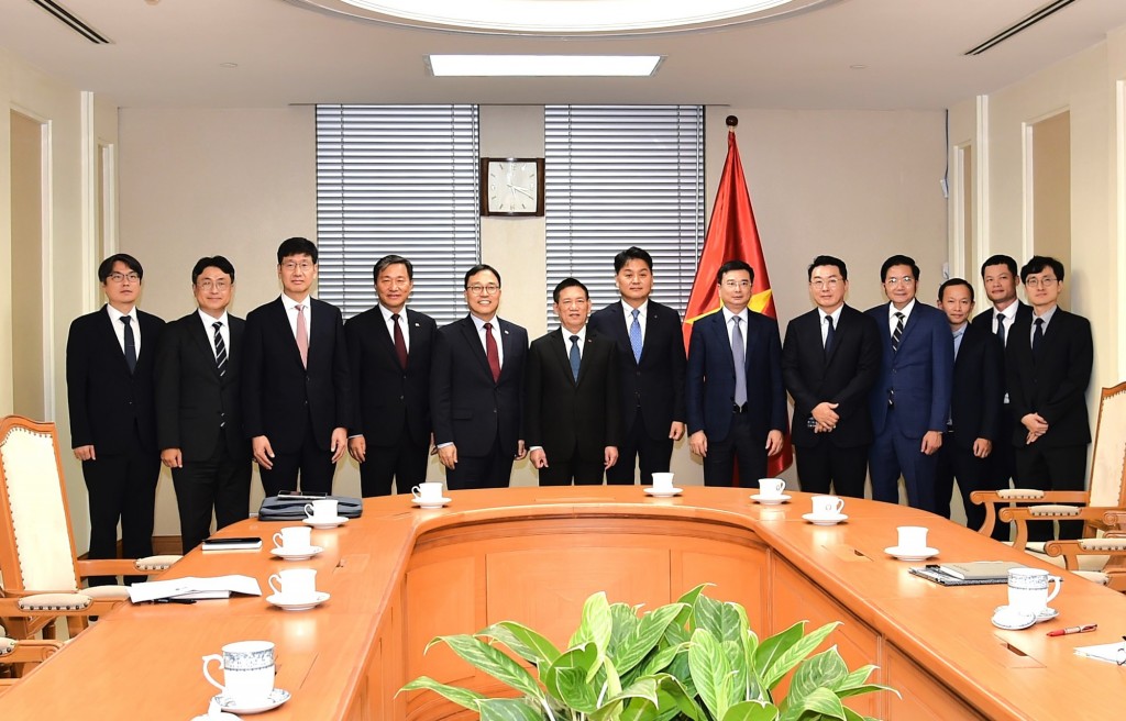 Phó Thủ tướng Hồ Đức Phớc và Ngài Đại sứ Hàn Quốc Choi Young Sam cùng các doanh nghiệp Hàn Quốc tại buổi tiếp - Ảnh: VGP/Đức Mạnh Phó Thủ tướng Hồ Đức Phớc và Ngài Đại sứ Hàn Quốc Choi Young Sam cùng các doanh nghiệp Hàn Quốc tại buổi tiếp - Ảnh: VGP/Đức Mạnh