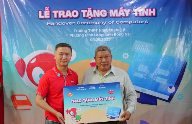 Mang "cỗ máy tri thức" đến hàng nghìn học sinh khó khăn