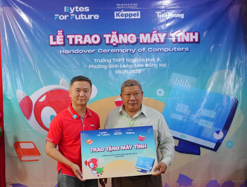 Ban tổ chức trao tặng máy tính cho các trường học Ban tổ chức trao tặng máy tính cho các trường học