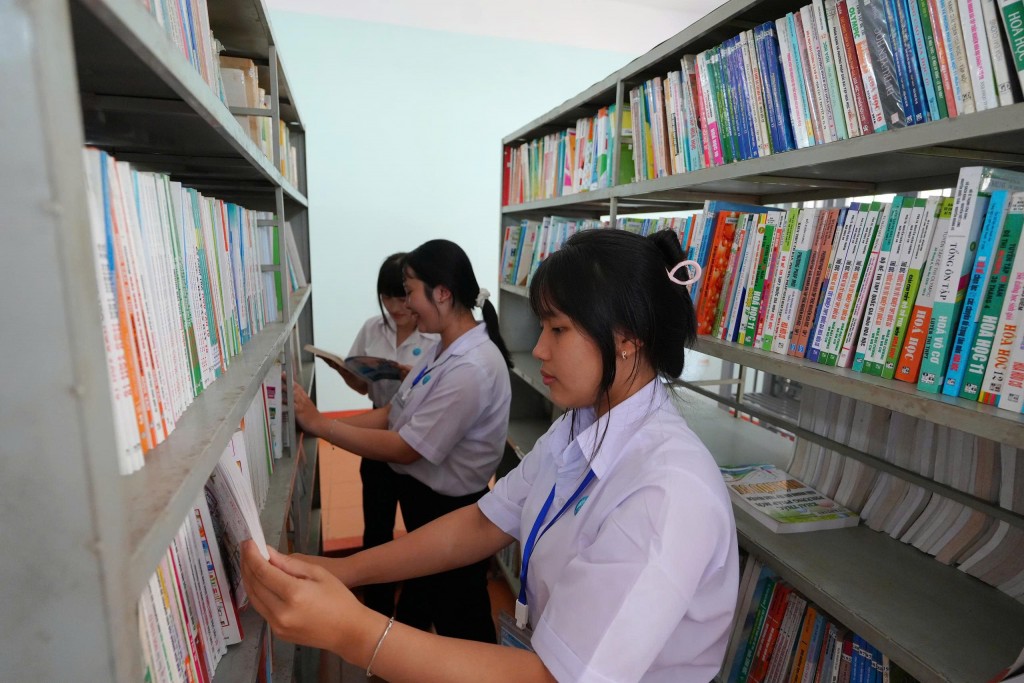 4 / 4  Hơn 900 đầu sách cho trường THPT Nguyễn Huệ A và trường Tiểu học Thanh Bình.  4 / 4  Hơn 900 đầu sách cho trường THPT Nguyễn Huệ A và trường Tiểu học Thanh Bình.