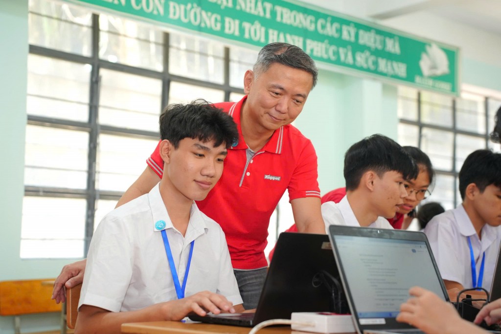 Trao tặng 600 máy tính cho học sinh. Trao tặng 600 máy tính cho học sinh.