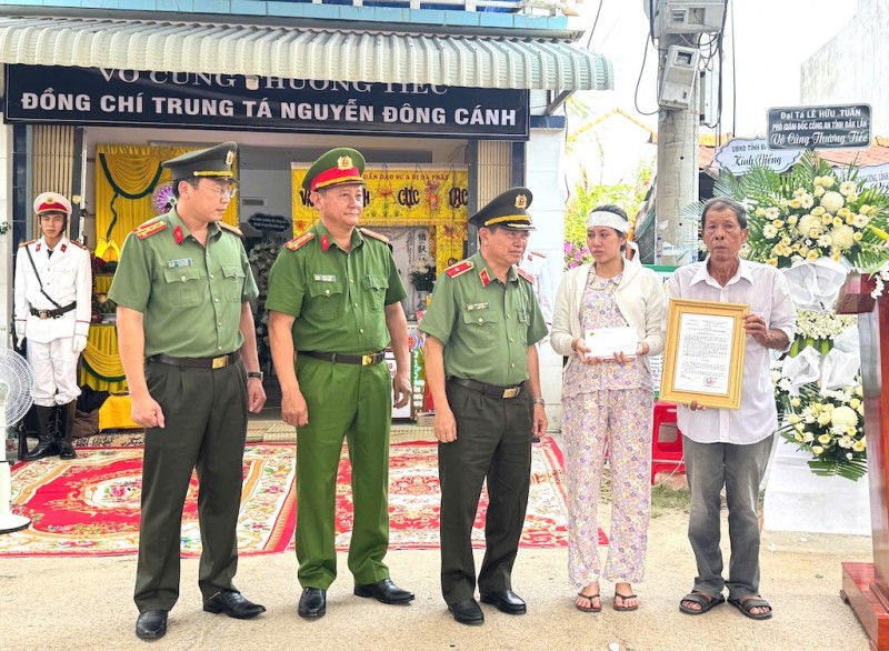 Thiếu tướng Phan Thanh Tám, Giám đốc Công an tỉnh Đắk Lắk cùng lãnh đạo Công an tỉnh thăm hỏi, động viên, chia sẻ nỗi đau với gia đình đồng chí Nguyễn Đông Cánh.