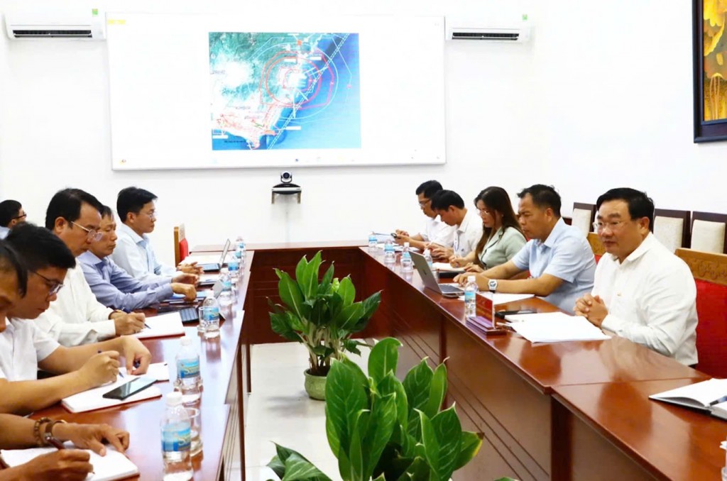 Lãnh đạo tỉnh Khánh Hòa nghe Tổ khảo sát báo cáo về việc thay đổi địa điểm tái định cư cho Dự án Nhà máy điện hạt nhân Ninh Thuận 2 (Ảnh khanhhoa.gov)