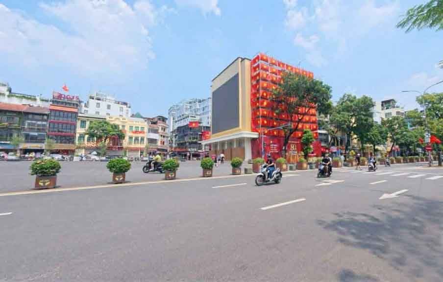 Những ngày đầu tháng 9/2025, không gian quảng trường Đông Kinh Nghĩa Thục rộng gần 1,4ha, nằm sát Hồ Gươm khoác lên mình một diện mạo mới. Những ngày đầu tháng 9/2025, không gian quảng trường Đông Kinh Nghĩa Thục rộng gần 1,4ha, nằm sát Hồ Gươm khoác lên mình một diện mạo mới.