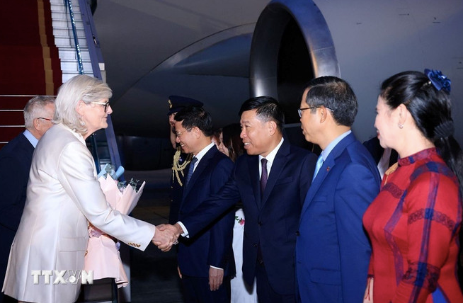 Lễ đón Toàn quyền Úc và Phu quân Simeon Beckett tại sân bay. Ảnh: TTXVN Lễ đón Toàn quyền Úc và Phu quân Simeon Beckett tại sân bay. Ảnh: TTXVN