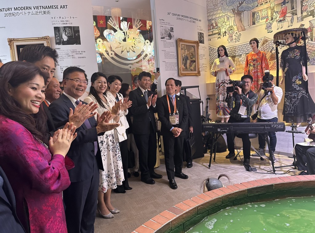 Phó Thủ tướng Lê Thành Long cùng Công chúa Tsuguko, Chủ tịch Liên minh Nghị sĩ hữu nghị Nhật - Việt Obuchi Yuko, Quốc vụ khanh Koga Yuichiro và đông đảo quan chức, bạn bè Nhật Bản thăm Nhà triển lãm Việt Nam - Ảnh: VGP/Đức Tuân