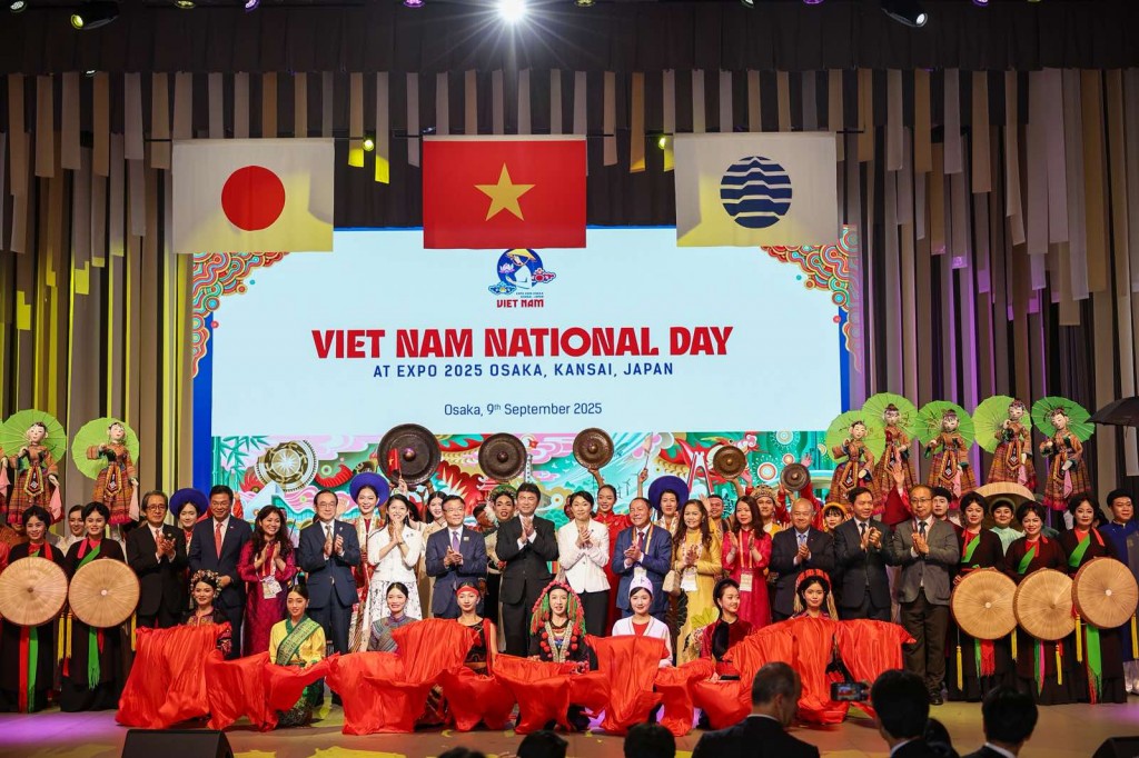 Phó Thủ tướng Lê Thành Long và Công chúa Tsuguko cùng các đại biểu Việt Nam và Nhật Bản chụp ảnh chung với các nghệ sĩ - Ảnh: VGP/Đức Tuân