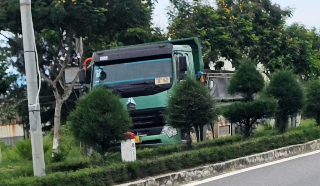 Tăng cường xử lý xe vận chuyển vật liệu đại náo đường ven biển