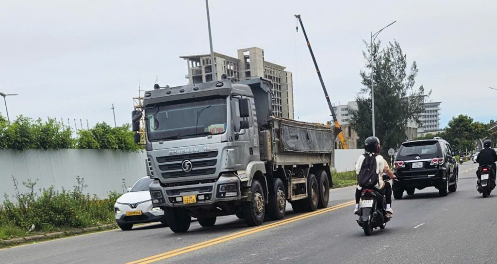 Tăng cường xử lý xe vận chuyển vật liệu đại náo đường ven biển