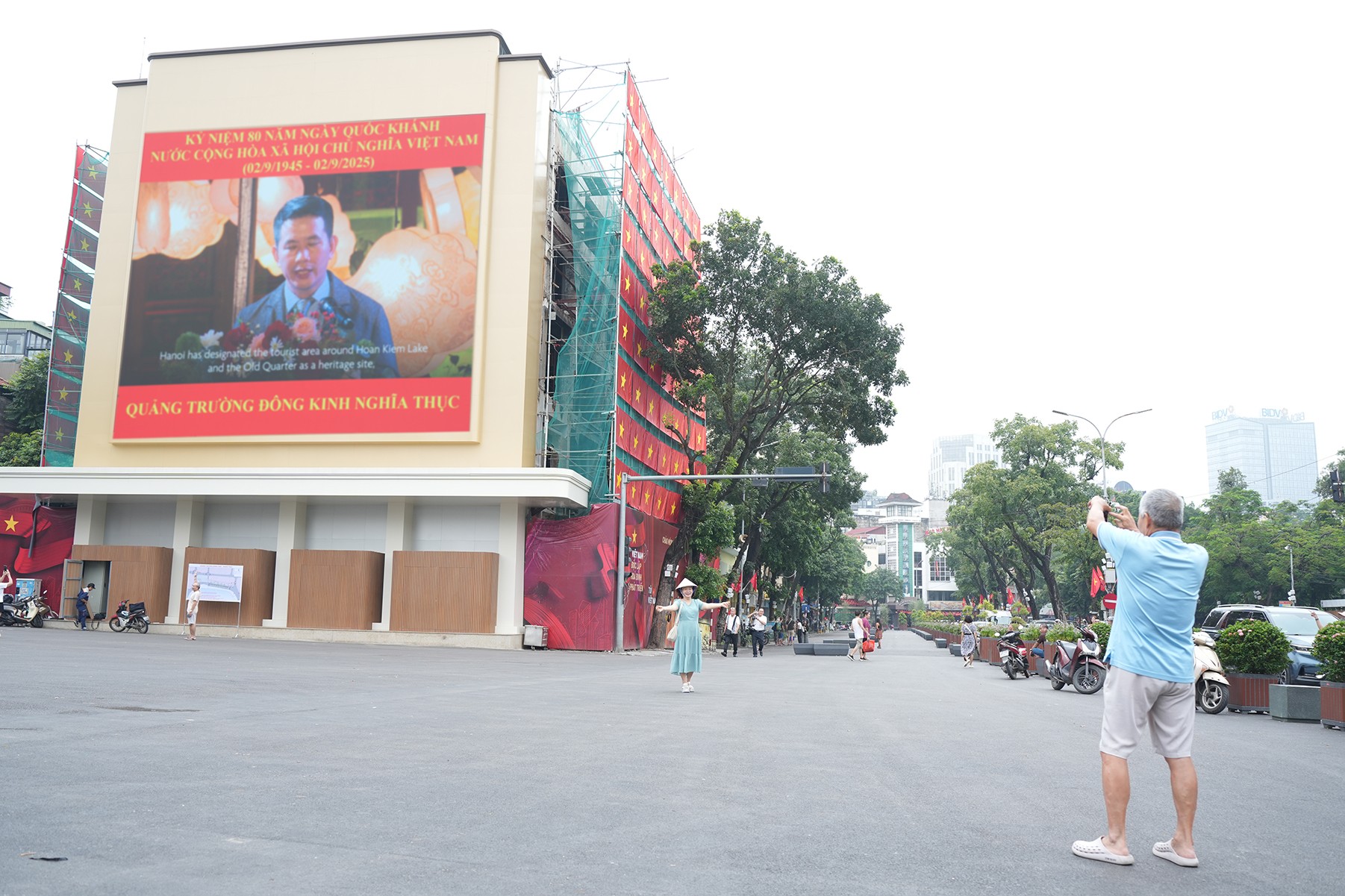 Người dân thích thú diện mạo mới của Quảng trường Đông Kinh Nghĩa Thục