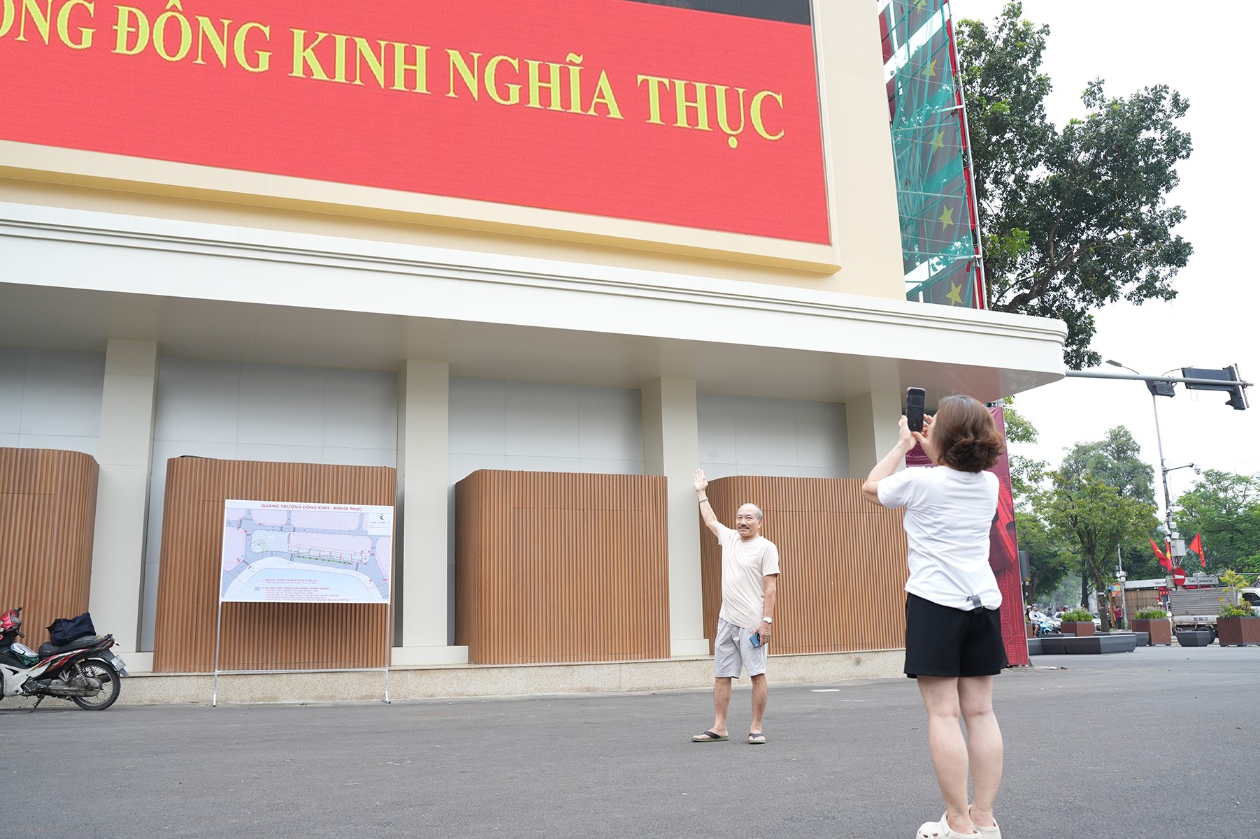 Người dân thích thú diện mạo mới của Quảng trường Đông Kinh Nghĩa Thục