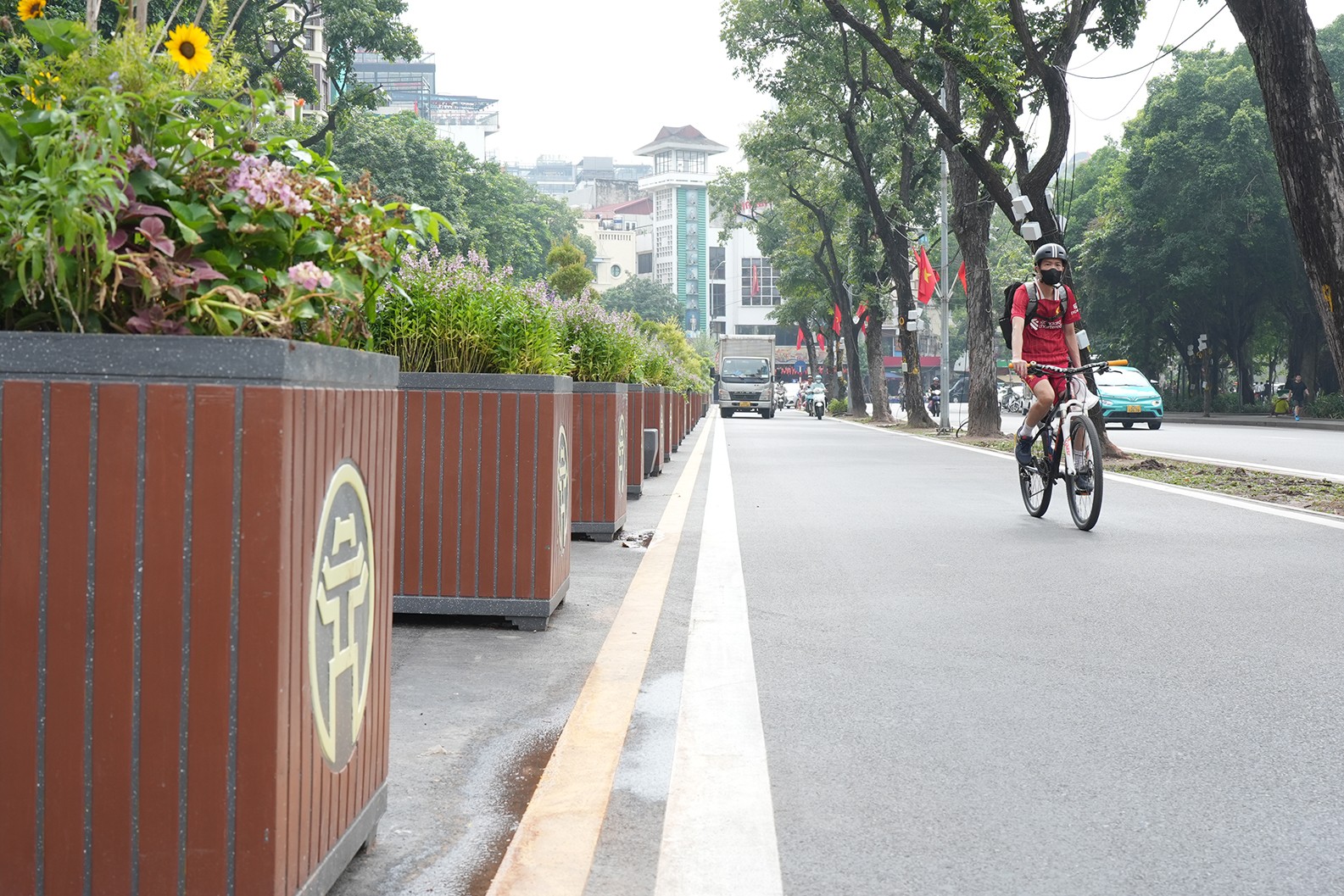 Người dân thích thú diện mạo mới của Quảng trường Đông Kinh Nghĩa Thục