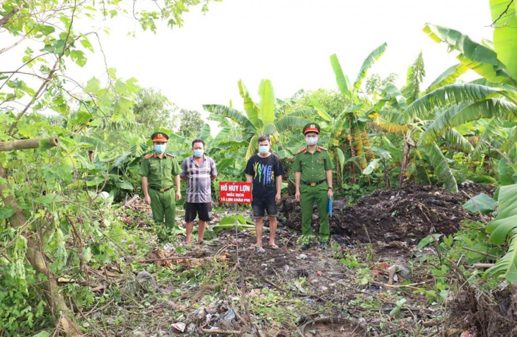 2 người mua bán thịt lợn bệnh tại khu vực tiêu hủy