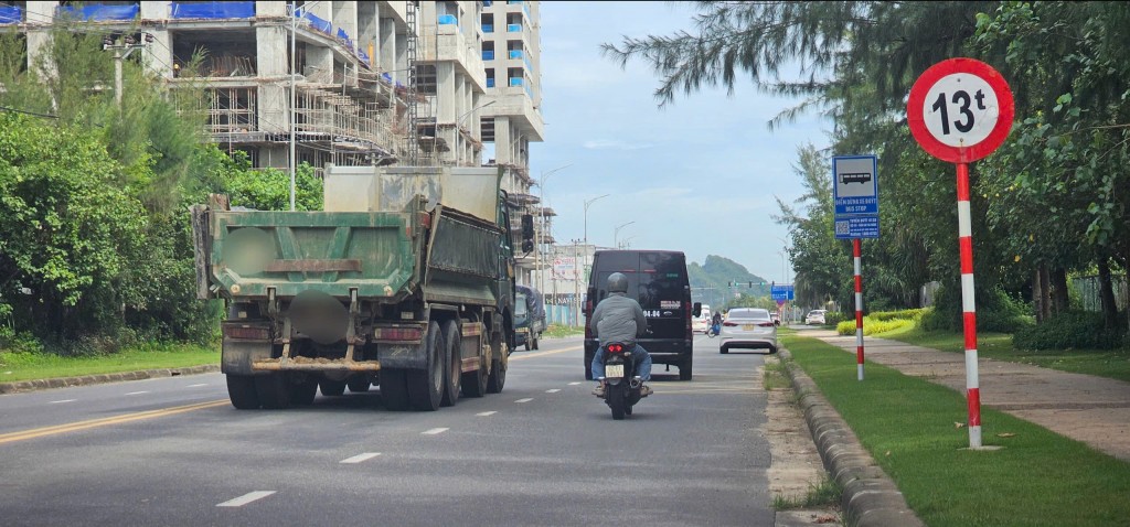 Tăng cường xử lý xe vận chuyển vật liệu đại náo đường ven biển
