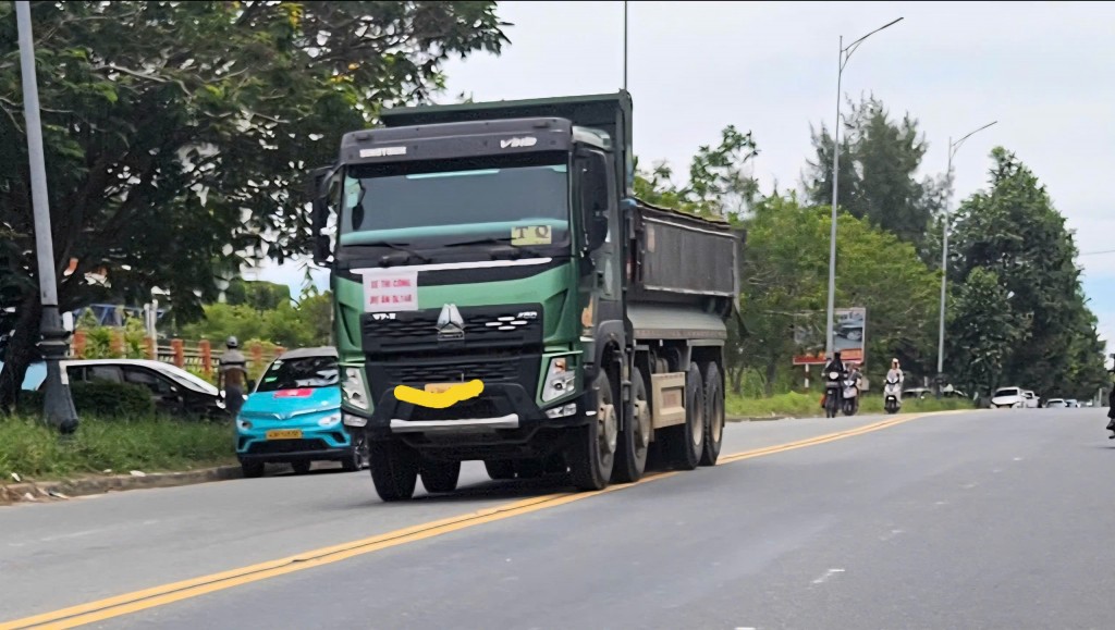 Tăng cường xử lý xe vận chuyển vật liệu đại náo đường ven biển