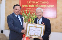 Trang trọng trao Huy hiệu 80 năm tuổi Đảng tới Nhà báo lão thành Hà Đăng