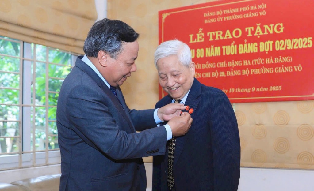 Trang trọng trao Huy hiệu 80 năm tuổi Đảng tới Nhà báo lão thành Hà Đăng