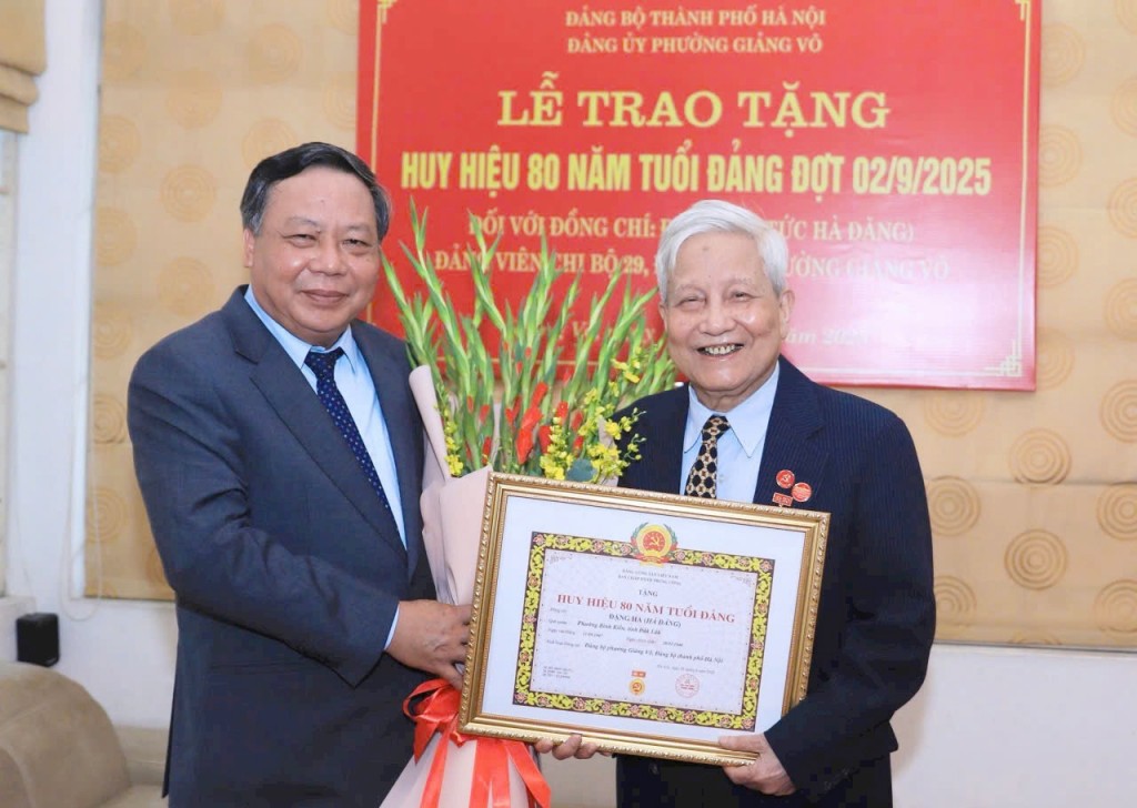 Trang trọng trao Huy hiệu 80 năm tuổi Đảng tới Nhà báo lão thành Hà Đăng