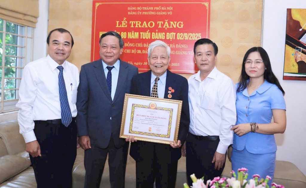 Trang trọng trao Huy hiệu 80 năm tuổi Đảng cho Nhà báo lão thành Hà Đăng