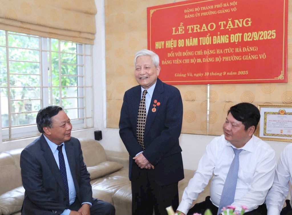 Trang trọng trao Huy hiệu 80 năm tuổi Đảng cho Nhà báo lão thành Hà Đăng