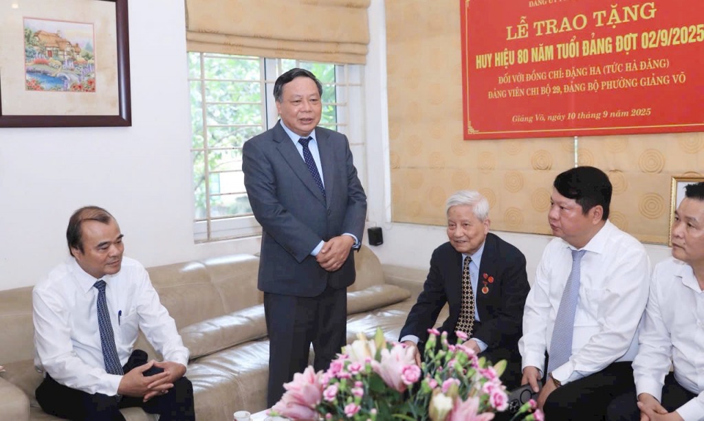 Trang trọng trao Huy hiệu 80 năm tuổi Đảng cho Nhà báo lão thành Hà Đăng