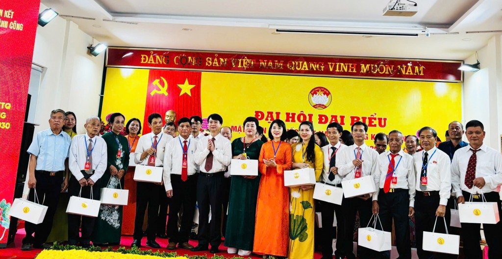 Phát huy vai trò cán bộ Mặt trận trong thời đại số Phát huy vai trò cán bộ Mặt trận trong thời đại số