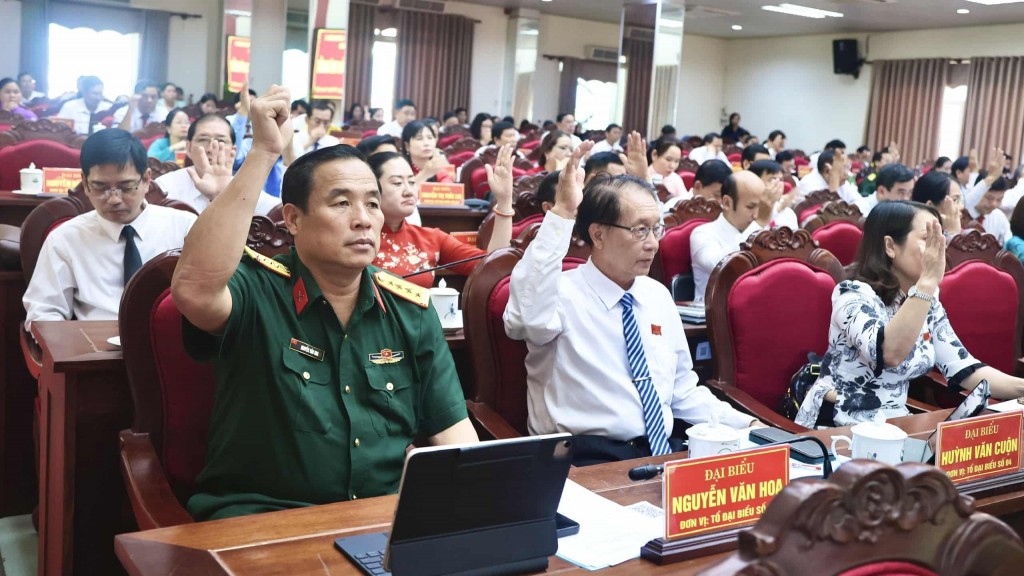 Đại biểu HĐND tỉnh biểu quyết thông qua nghị quyết tại kỳ họp