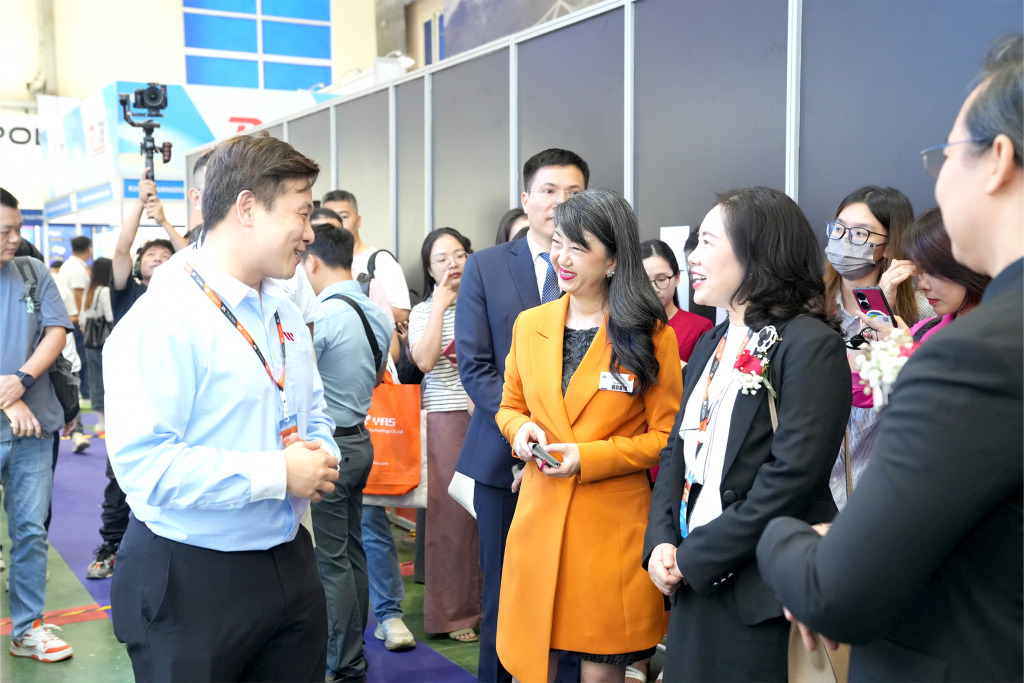 17 năm kiến tạo điểm hẹn công nghệ điện tử toàn cầu 17 năm kiến tạo điểm hẹn công nghệ điện tử toàn cầu