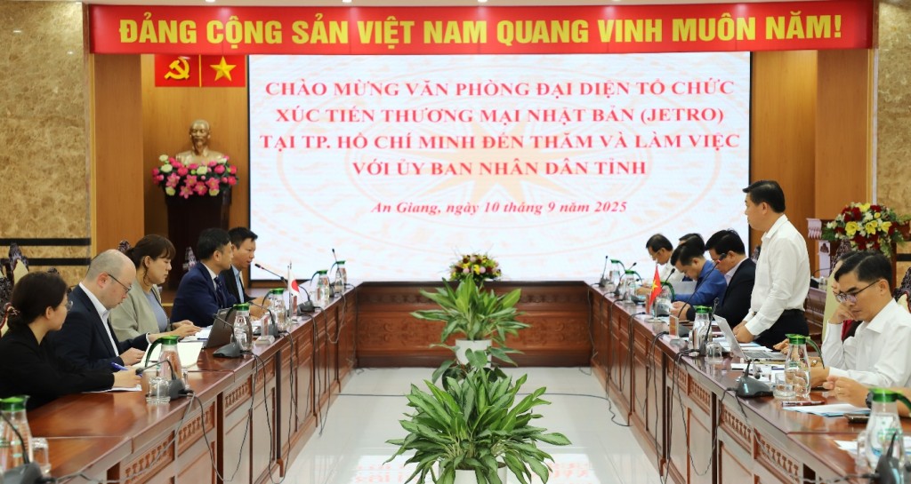 Quang cảnh buổi làm việc Quang cảnh buổi làm việc