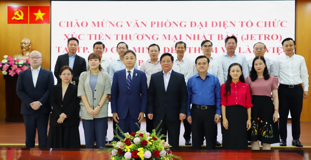 Chủ tịch UBND tỉnh Hồ Văn Mừng chụp hình lưu niệm cùng đại biểu tại buổi làm việc Chủ tịch UBND tỉnh Hồ Văn Mừng chụp hình lưu niệm cùng đại biểu tại buổi làm việc