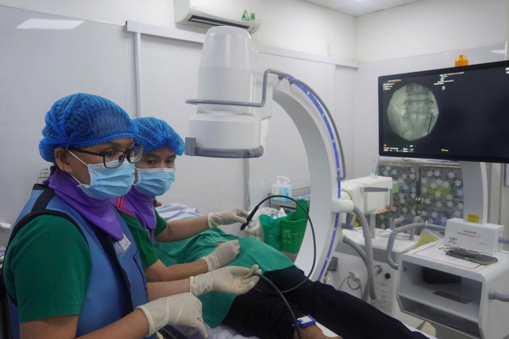 Các bác sỉ đang thực hiện kỹ thuật Các bác sỉ đang thực hiện kỹ thuật