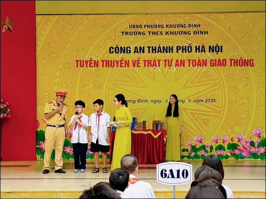 Các em học sinh sôi nổi tham gia trả lời các câu hỏi về an toàn giao thông