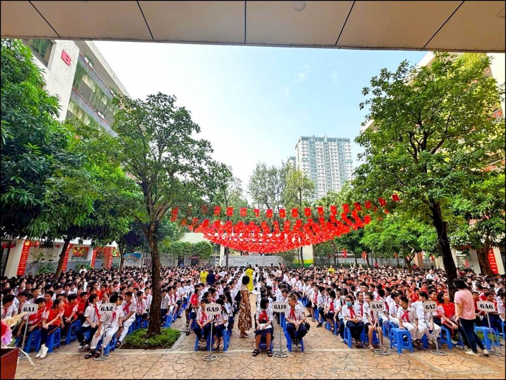 Lực lượng CSGT phối hợp tổ chức tuyên truyền tại Trường THCS Khương Đình