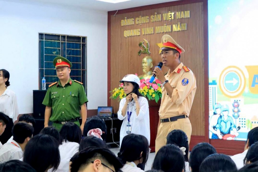 Cán bộ CSGT hướng dẫn kỹ năng tham gia giao thông an toàn, văn minh