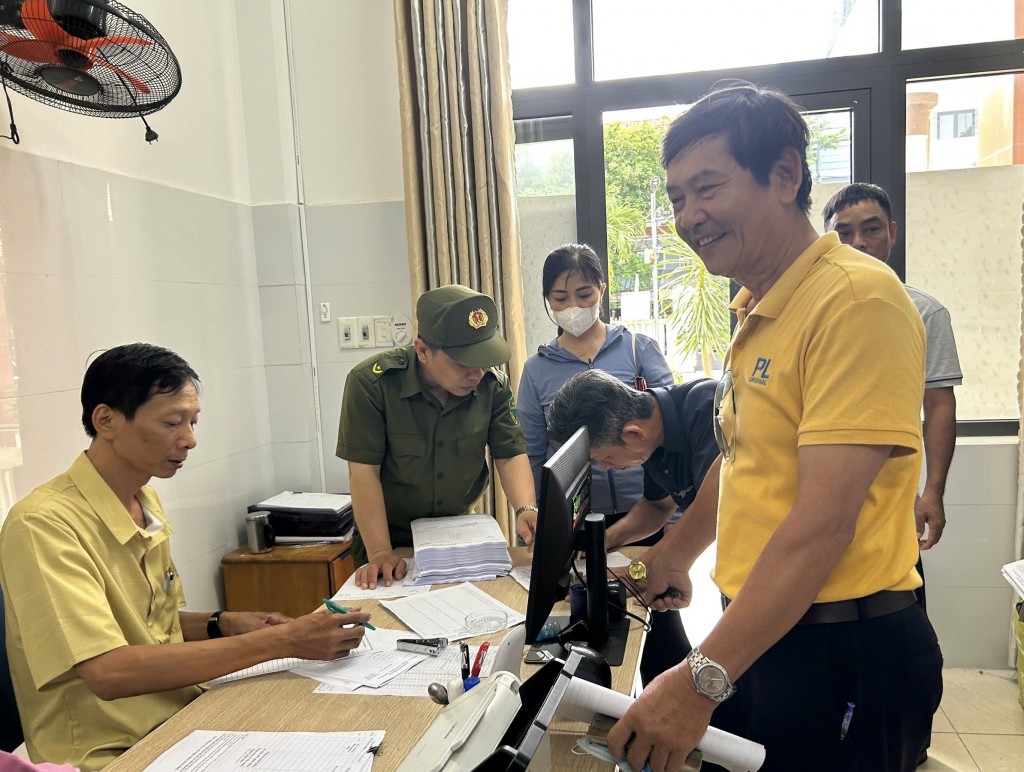 Người dân Đà Nẵng được nhận chi trả quà 2/9 tại các tổ dân phố và UBND các xã, phường (Ảnh Đ.Minh)