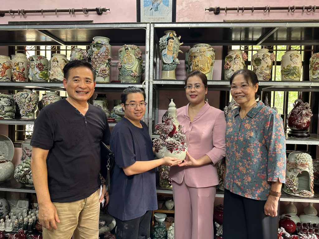 Thẩm định các cá nhân được đề nghị xét tặng danh hiệu nghệ nhân Hà Nội tại xã Bát Tràng