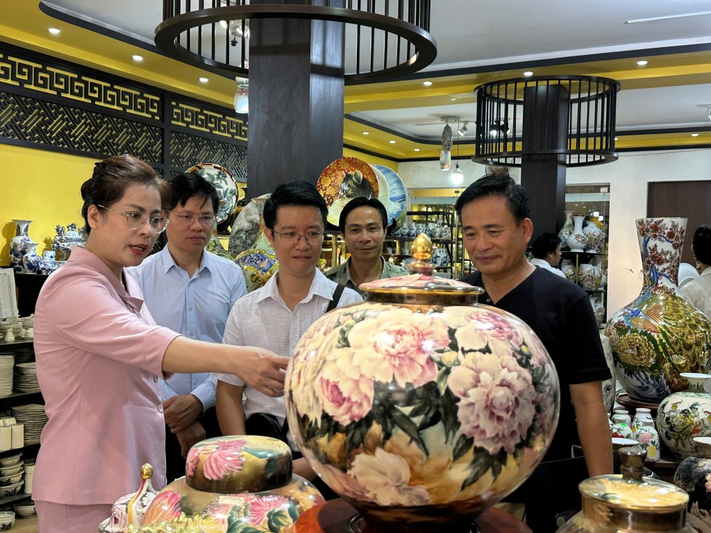 Thẩm định các cá nhân được đề nghị xét tặng danh hiệu nghệ nhân Hà Nội tại xã Bát Tràng