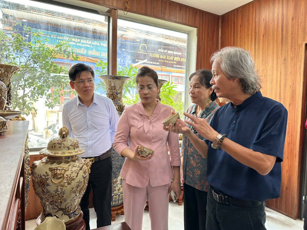 Thẩm định các cá nhân được đề nghị xét tặng danh hiệu nghệ nhân Hà Nội tại xã Bát Tràng