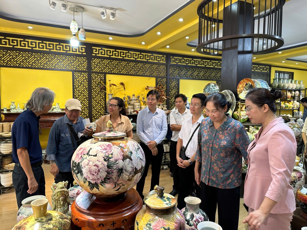 Thẩm định các cá nhân được đề nghị xét tặng danh hiệu nghệ nhân Hà Nội tại xã Bát Tràng