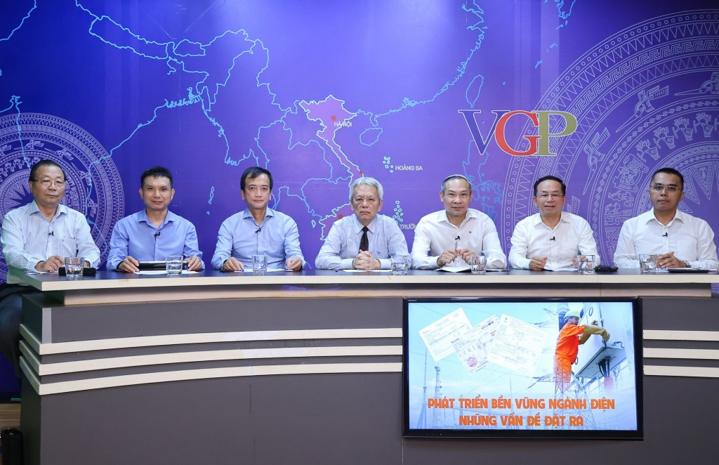 Các khách mời tham dự Tọa đàm (từ trái sang): Nguyên Cục trưởng Cục Quản lý giá (Bộ Tài chính) Nguyễn Tiến Thỏa; Chuyên gia năng lượng Hà Đăng Sơn, Giám đốc Trung tâm Nghiên cứu Năng lượng và tăng trưởng xanh; Phó Cục trưởng Cục Điện lực (Bộ Công Thương) Trịnh Quốc Vũ; TS. Nguyễn Sĩ Dũng, nguyên Phó Chủ nhiệm Văn phòng Quốc hội điều phối Tọa đàm; Đại biểu Quốc hội Phan Đức Hiếu, Ủy viên Ủy ban Kinh tế và Ngân sách của Quốc hội; Phó Tổng Giám đốc Tập đoàn Điện lực Việt Nam (EVN) Nguyễn Xuân Nam; Phó Viện trưởng Viện Năng lượng Lê Việt Cường -.Ảnh: VGP/Nhật Bắc Các khách mời tham dự Tọa đàm (từ trái sang): Nguyên Cục trưởng Cục Quản lý giá (Bộ Tài chính) Nguyễn Tiến Thỏa; Chuyên gia năng lượng Hà Đăng Sơn, Giám đốc Trung tâm Nghiên cứu Năng lượng và tăng trưởng xanh; Phó Cục trưởng Cục Điện lực (Bộ Công Thương) Trịnh Quốc Vũ; TS. Nguyễn Sĩ Dũng, nguyên Phó Chủ nhiệm Văn phòng Quốc hội điều phối Tọa đàm; Đại biểu Quốc hội Phan Đức Hiếu, Ủy viên Ủy ban Kinh tế và Ngân sách của Quốc hội; Phó Tổng Giám đốc Tập đoàn Điện lực Việt Nam (EVN) Nguyễn Xuân Nam; Phó Viện trưởng Viện Năng lượng Lê Việt Cường -.Ảnh: VGP/Nhật Bắc