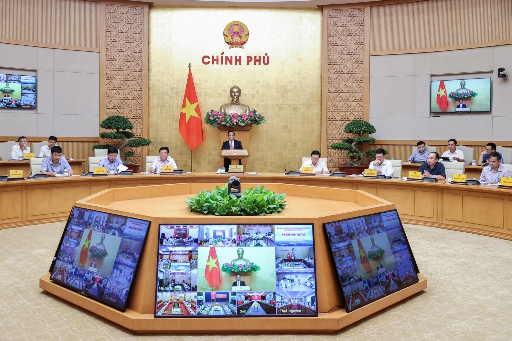 Thủ tướng nêu rõ, để đạt được mục tiêu tăng trưởng kinh tế 8,3 - 8,5% trong năm 2025, tăng trưởng cao nhưng phải bền vững, một trong những động lực là thúc đẩy đầu tư công - Ảnh: VGP/Nhật Bắc