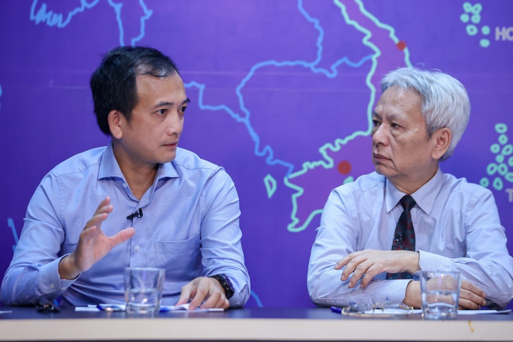 Phó Cục trưởng Cục Điện lực Trịnh Quốc Vũ trao đổi cùng TS. Nguyễn Sĩ Dũng - Ảnh: VGP/Nhật Bắc Phó Cục trưởng Cục Điện lực Trịnh Quốc Vũ trao đổi cùng TS. Nguyễn Sĩ Dũng - Ảnh: VGP/Nhật Bắc