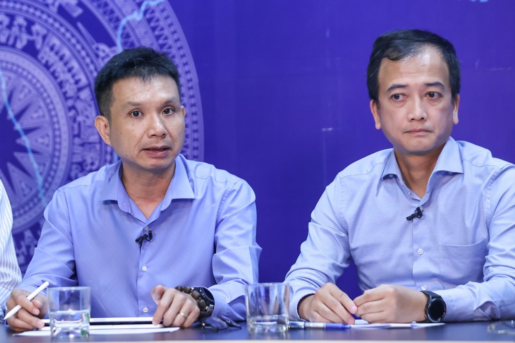 Ông Hà Đăng Sơn (trái), Giám đốc Trung tâm Nghiên cứu Năng lượng và tăng trưởng xanh, trao đổi tại Tọa đàm - Ảnh: VGP/Nhật Bắc Ông Hà Đăng Sơn (trái), Giám đốc Trung tâm Nghiên cứu Năng lượng và tăng trưởng xanh, trao đổi tại Tọa đàm - Ảnh: VGP/Nhật Bắc