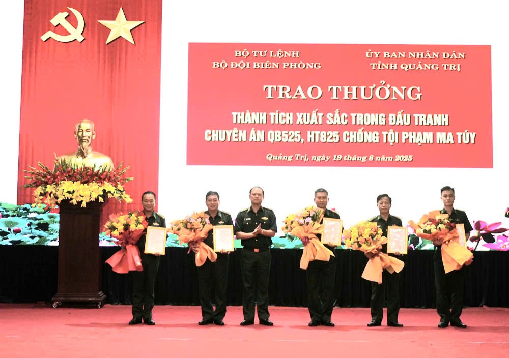 Trung tướng Nguyễn Anh Tuấn - Bí thư Đảng ủy, Chính ủy Bộ đội Biên phòng trao thưởng cho các tập thể có thành xuất sắc trong thực hiện 2 chuyên án về tội phạm ma túy. Ảnh: BP