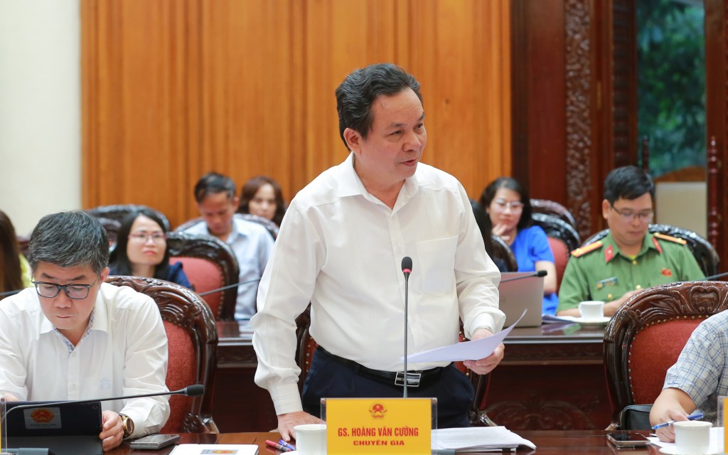 GS. Hoàng Văn Cường, nguyên Phó Hiệu trưởng Trường Đại học Kinh tế Quốc dân phát biểu tại cuộc họp - Ảnh: VGP/Minh Khôi