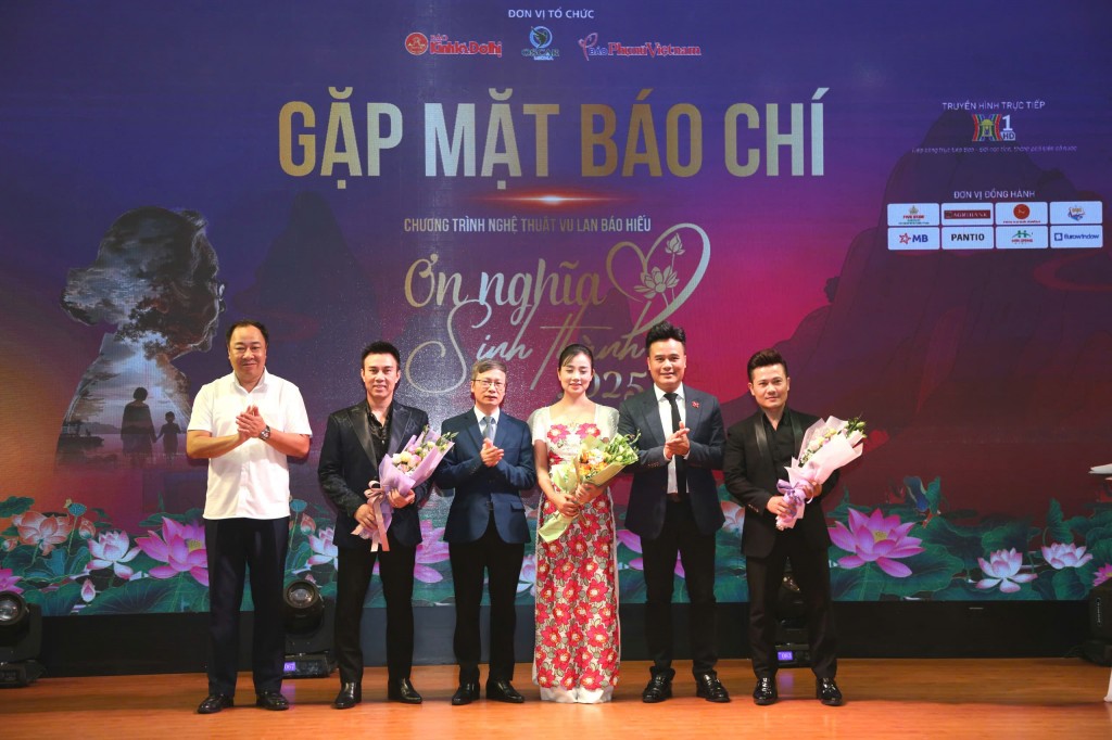Ông Nguyễn Gia Hưng, Phó Vụ trưởng Vụ Báo chí Xuất bản - Ban Tuyên giáo và Dân vận Trung ương Ông Đặng Khắc Lợi, Phó cục Trưởng Cục Báo chí - Bộ Văn hóa, Thể thao và Du lịch tặng hoa tri ân những cống hiến, nỗ lực của Ban tổ chức và ê kíp sản xuất chương trình