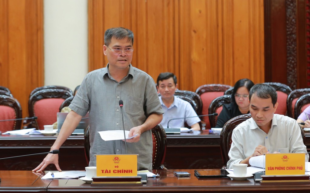 Thứ trưởng Bộ Tài chính Bùi Văn Khắng cho biết, Bộ đang xây dựng dự thảo văn bản tháo gỡ vướng mắc về nghĩa vụ tài chính khi hộ gia đình, cá nhân chuyển mục đích từ đất nông nghiệp sang đất ở - Ảnh: VGP/Minh Khôi