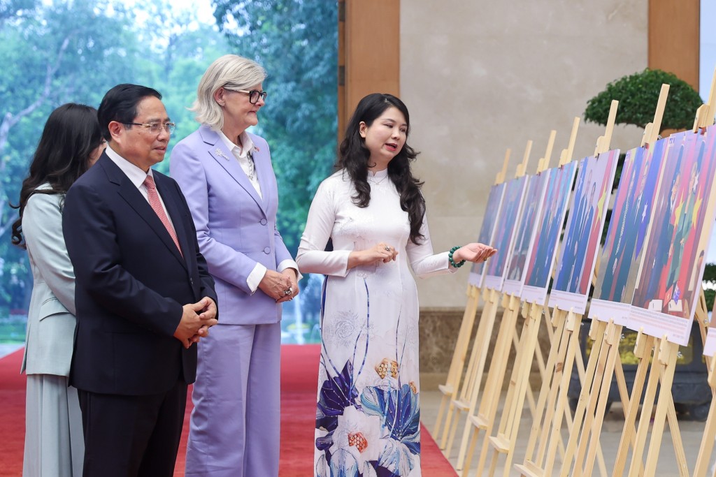 Thủ tướng Phạm Minh Chính và Toàn quyền Australia Sam Mostyn tham quan trưng bày ảnh về quan hệ hợp tác giữa hai nước - Ảnh: VGP/Nhật Bắc Thủ tướng Phạm Minh Chính và Toàn quyền Australia Sam Mostyn tham quan trưng bày ảnh về quan hệ hợp tác giữa hai nước - Ảnh: VGP/Nhật Bắc