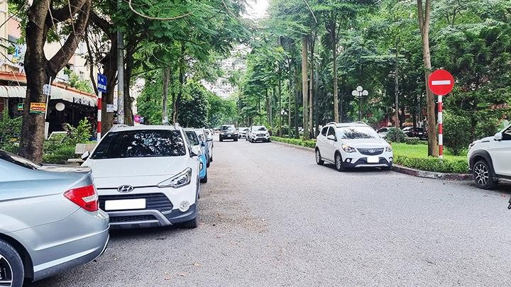 Hà Nội xử lý nghiêm, dứt điểm các điểm, bãi trông giữ xe tự phát, không phép.